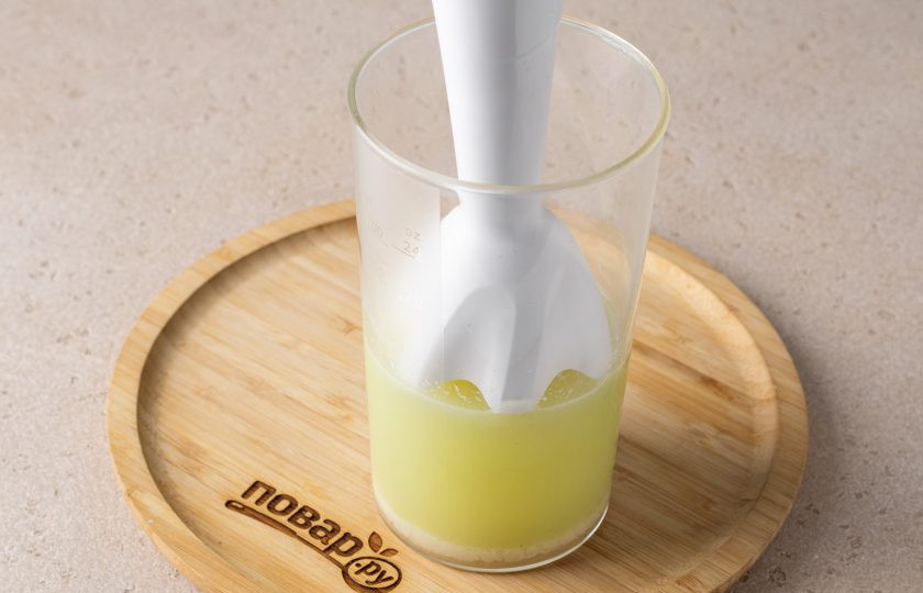 1. Этап. Бразильский лимонад: Перелейте обратно в стакан, добавьте сахар, сгущённое молоко и оставшуюся воду. Взбейте блендером до однородности.