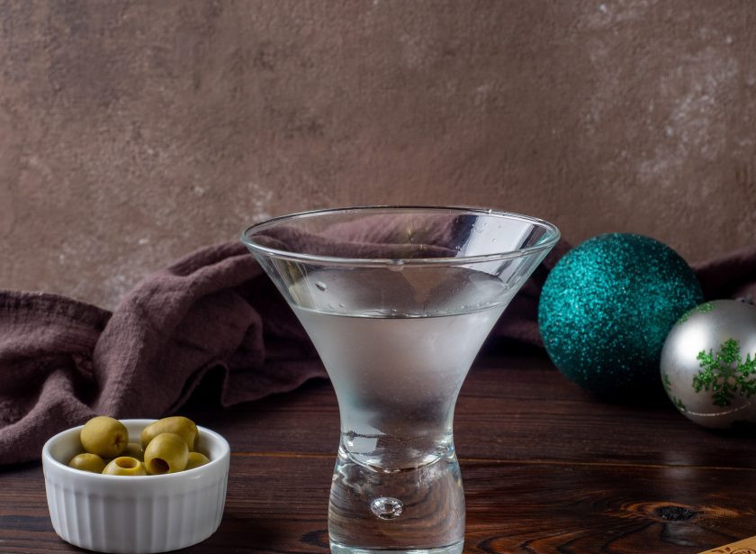 1. Этап. Коктейль Мартини с водкой: Готово! Добавьте оливку на шпажке или завиток цедры лимона для украшения. Напиток очень крепкий, пить его следует маленькими глотками.