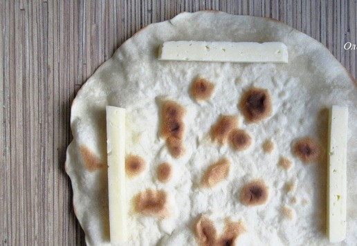 1. Этап. Яичница в лаваше Эти глаза напротив: На лаваш (у меня домашний) выложите 4 бруска сыра.