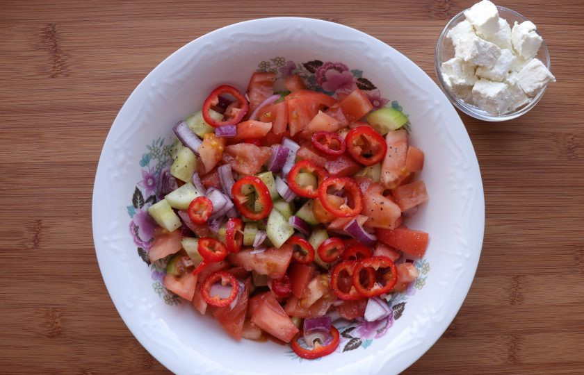 1. Этап. Салат сербский: Выложите нарезанные овощи в салатник. Смешайте оливковое масло, уксус, соль и залейте салат заправкой.