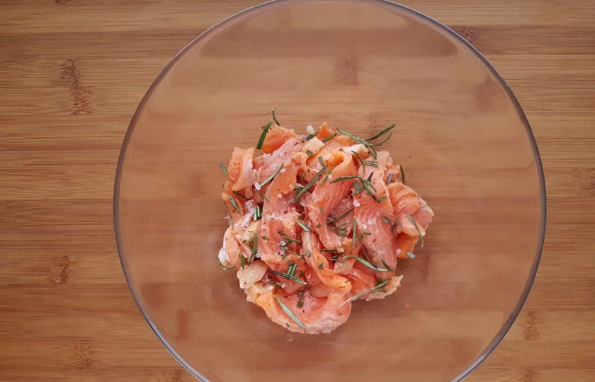 1. Этап. Рыбный пирог с тестом фило: Филе рыбы нарежьте небольшими кусочками, добавьте соль и перец по вкусу, сок половинки лимона и розмарин. Перемешайте, оставьте рыбу мариноваться на 20-30 минут.