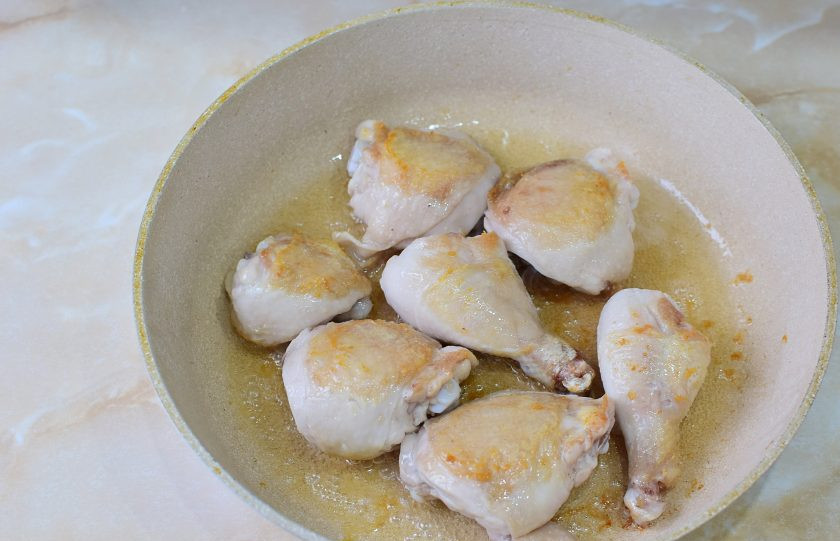 1. Этап. Цыпленок по-охотничьи: В горячую сковороду налейте растительное масло и выложите кусочки цыпленка. Обжарьте его до подрумянивания.