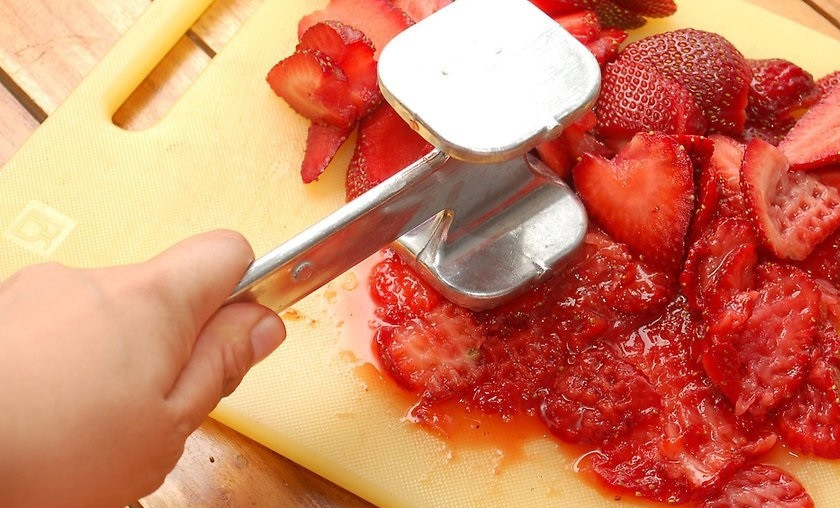 1. Этап. Пирог с клубникой: 3. Оставшуюся клубнику нарежьте крупно и раздавите с помощью молоточка для отбивных или других девайсов.