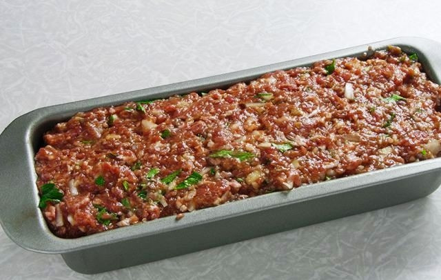 1. Этап. Веллингтон: Берем форму для запекания размером примерно 30 на 10 см. Выкладываем в нее фарш и запекаем около 20 минут при 190 градусах. Затем достаем из духовки и охлаждаем до комнатной температуры.