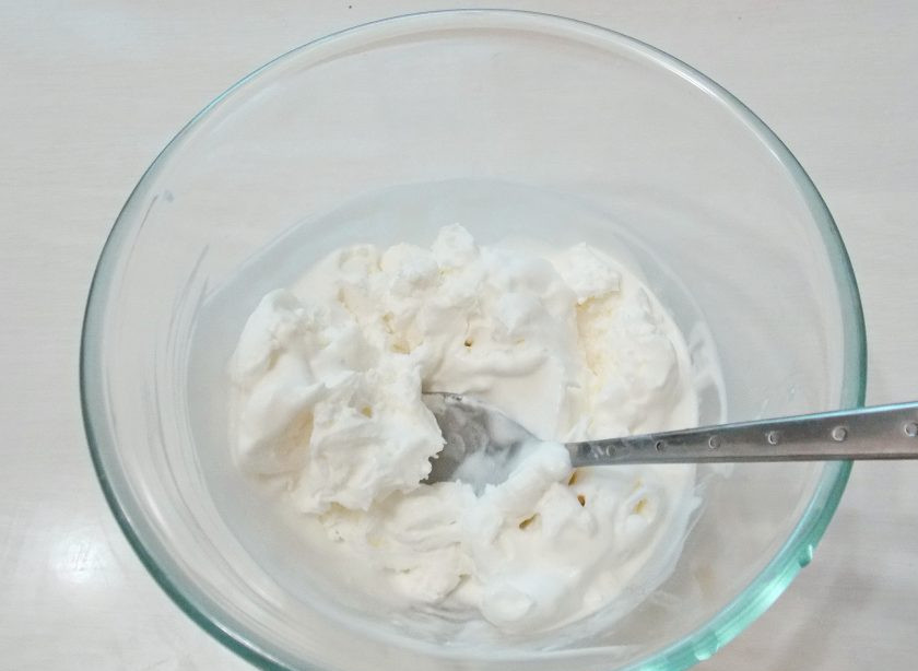 1. Этап. Кексы из мороженого: Мороженое выложите в чашу и перемешивайте ложкой до мягкого состояния.