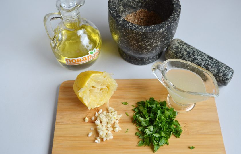 1. Этап. Хумус из чечевицы: 4. Порежьте петрушку, измельчите чеснок, из половинки лимона выжмите сок.