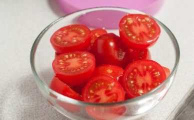 1. Этап. Ветчина на шпажках: Помидоры черри режем на половинки.