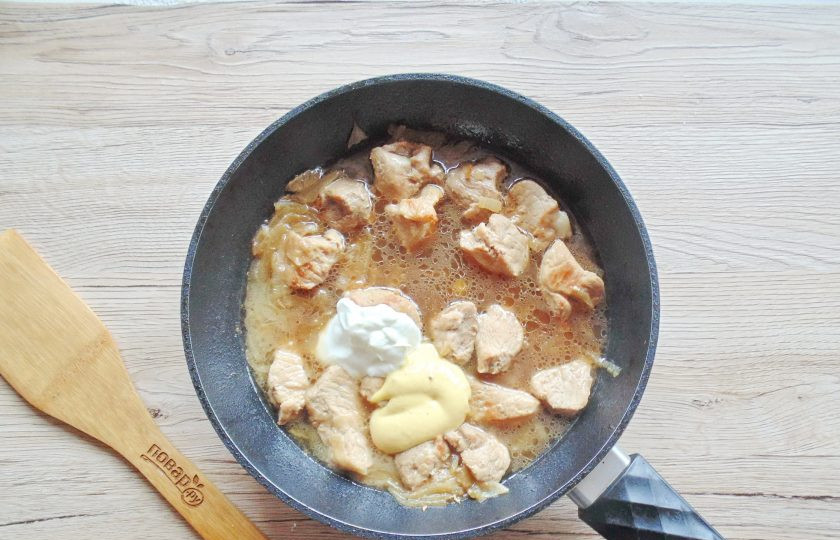 1. Этап. Свинина в горчичном соусе на сковороде: Выложите горчицу. Муку смешайте со сметаной и добавьте в сковороду. Налейте 150-200 мл. воды. Посолите, поперчите.