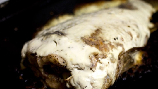 1. Этап. Рыба начиненная кашей: 6. После этого достаньте противень, сверху (на рыбу) выложите сметану. При желании можно использовать майонез, можно даже присыпать щепоткой сыра, например. Снова отправьте противень в духовку, запекайте до готовности.