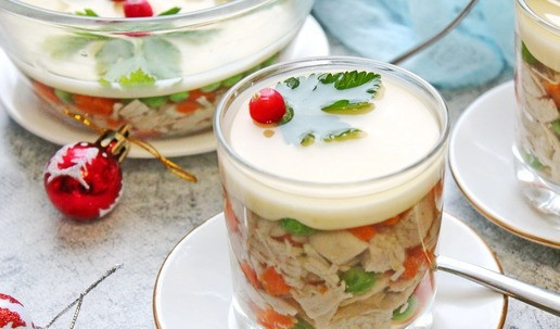 1. Этап. Заливное из индейки Провансаль: Разлейте сверху заливных майонезный слой, уберите в холодильник до застывания. Украсьте сверху зеленью, ягодами и залейте оставленным прозрачным желатином. Дайте ему застыть и подавайте.