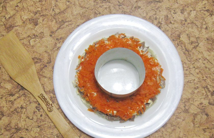 1. Этап. Салат Гранатовый браслет с языком: Морковь сварите, охладите и также натрите на терке. Выложите следующим слоем салата, смажьте майонезом.