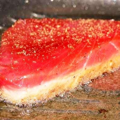 1. Этап. Стейк из красной рыбы: В ту же сковороду, где только что жарились помидоры, бросаем стейк. Еще раз хорошенько перчим и обжариваем примерно 1-2 минуты с одной стороны - до образования корочки.