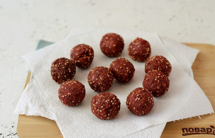 1. Этап. Свекольный фалафель: Жареный фалафель выложите на бумажные полотенца, чтобы впиталось лишнее масло.