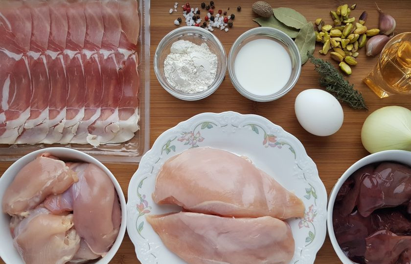 1. Этап. Террин из курицы с фисташками: Для начала подготовьте все необходимые ингредиенты. Если вы используете замороженные продукты, обязательно разморозьте их до начала приготовления.