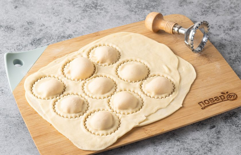 1. Этап. Равиоли с тыквой и рикоттой: Накройте вторым пластом теста. Прижмите пустые места, затем нарежьте на квадраты или воспользуйтесь специальной формой для равиоли.