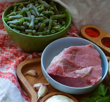 1. Этап. Гуляш со стручковой фасолью: Приготовить продукты. От качества и вида мяса зависит и время приготовления.