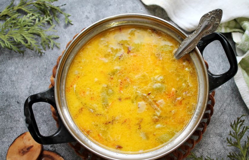 1. Этап. Сырный суп с курицей и болгарским перцем: Добавьте в суп сливочный плавленый сыр и варите до его растворения, примерно пять минут.