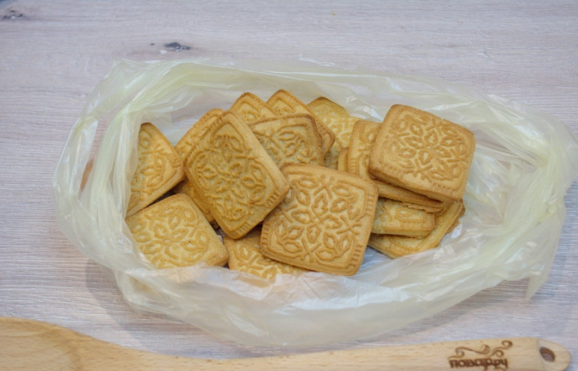 1. Этап. Шоколадная колбаса: Для приготовления шоколадной колбасы нам нужно взять готовое печенье. Я всегда беру бисквитно-песочное, но если такого не нашлось, можно взять галетное типа 