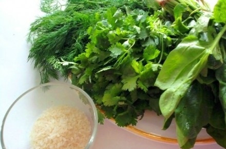 1. Этап. Азербайджанский суп Довга: 1. Всю зелень тщательно промываем под струей холодной воды. Рис замачиваем на 10-15 минут, после чего очень хорошо его промываем (4-5 раз).