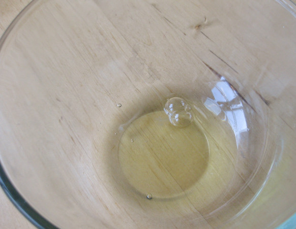 1. Этап. Ягодный мусс с белком: 5. Аккуратно отделить белок от желтка. Можно всыпать маленькую щепотку соли, чтобы белок лучше взбивался.