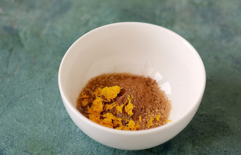 1. Этап. Слоеные булочки с кардамоном и корицей: В миске смешайте сахар, кардамон, корицу и апельсиновую цедру.