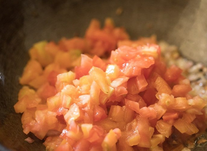 1. Этап. Тушеный микс овощей: 2. Добавьте нарезанные кубиками помидоры, перемешайте.