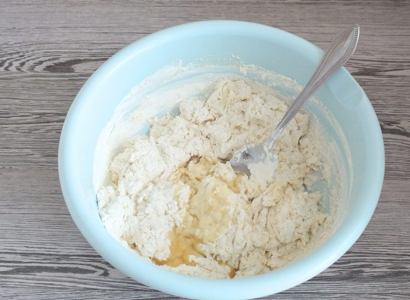 1. Этап. Пельмени из трёх видов мяса: Добавьте растительное масло. Месите руками.