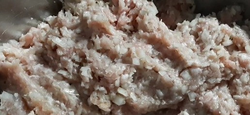 1. Этап. Чебуреки на заварном тесте: Лук, чеснок и специи вмешиваем в мясной фарш.