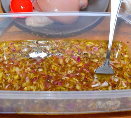 1. Stage. Chicken fillet in wine marinade: In a tall container, mix onion, garlic, lemon juice, wine and all spices.