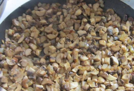1. Этап. Блинчики с курицей и грибами: Грибы чистим, моем и мелко нарезаем. Добавляем к луку на сковороду и жарим все вместе до готовности. Солим и перчим. Пересушивать грибы не надо!