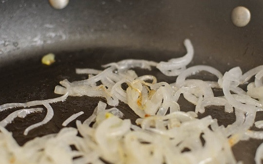 1. Этап. Жульен: 3. На сковороде разогрейте немного растительного масла и обжарьте до легкого золотистого цвета лук.