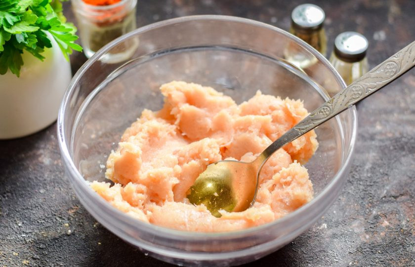 1. Этап. Маффины из курицы и кабачков: Филе курицы измельчите на мясорубке или в чаше кухонного блендера.