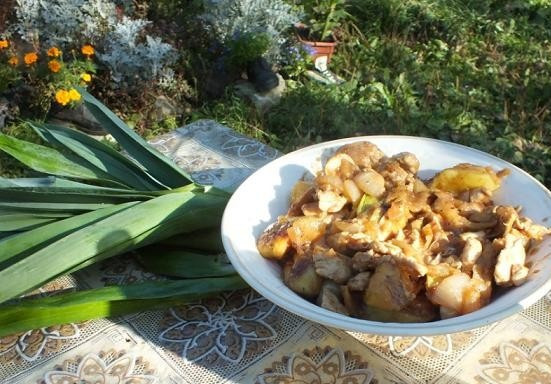 1. Этап. Курица в казане: Посолите и поперчите курицу. Тушите еще 10 минут. Готово!