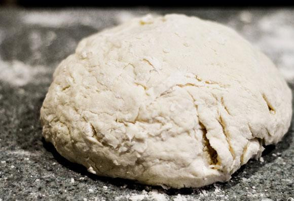 1. Этап. Ирландский хлеб: 3. Выложить тесто на посыпанную мукой поверхность и аккуратно замесить 12-14 раз, пока у вас не получится плотное тесто. Сформировать из теста круг около 15 см в диаметре и 5 см в высоту и выложить на подготовленный противень.