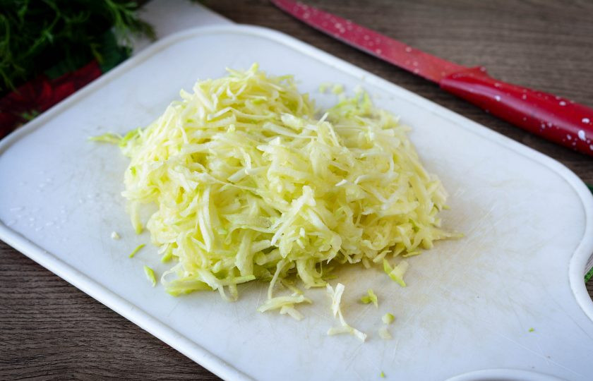 1. Этап. Котлеты из кабачков с рисом: Кабачки натрите на крупной терке.