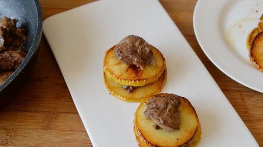 1. Этап. Закусочный мильфей из яблок с печенью: Далее на печень снова кладём кружок яблока, на него - печень и снова кружок яблока. Скрепляем шпажкой.