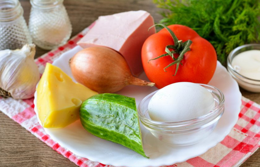 1. Этап. Салат Бахор с колбасой: Подготовьте ингредиенты для приготовления салата 