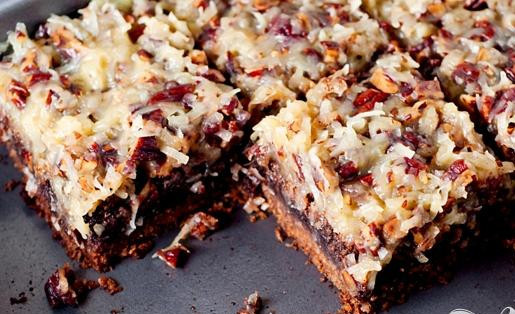 1. Этап. Пирожные с орехами и кокосовой стружкой: 6. Разрезать на квадраты и подавать.