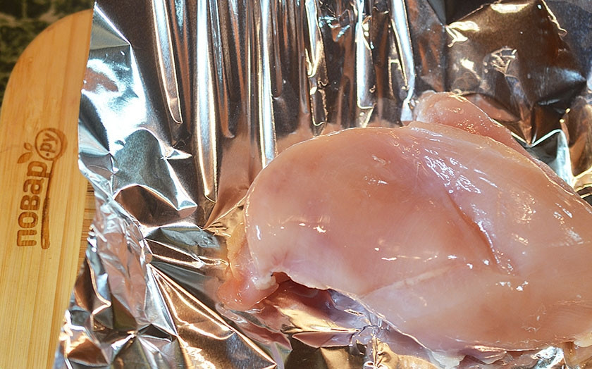 1. Этап. Праздничный салат Яркая фантазия: Грудку посолите, заверните в фольгу и запеките до готовности. Затем охладите.