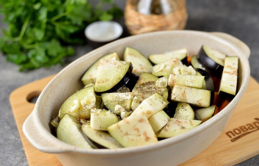 1. Этап. Баклажаны с тыквой в духовке: Переложите все овощи в огнеупорную форму, всыпьте итальянские травы, добавьте лук, чеснок, соль и перец по вкусу.