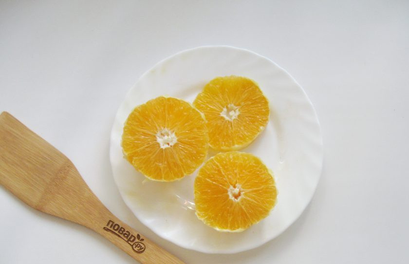 1. Этап. Морковный напиток: Апельсин помойте, очистите и тоже нарежьте.