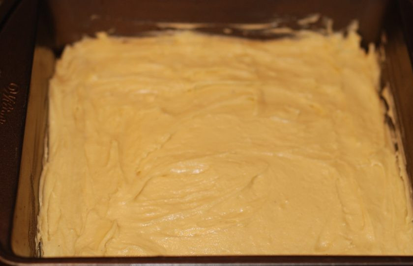 1. Этап. Пирог для детей: 3. На противень, смазанный маслом, распределите равномерно тесто.