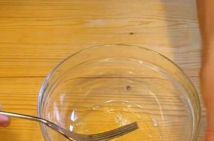 1. Этап. Глазурь для кулича лимонная: 1. Охлажденные белки взбейте с сахарной пудрой при помощи вилки, ручного венчика или миксера до однородной массы.