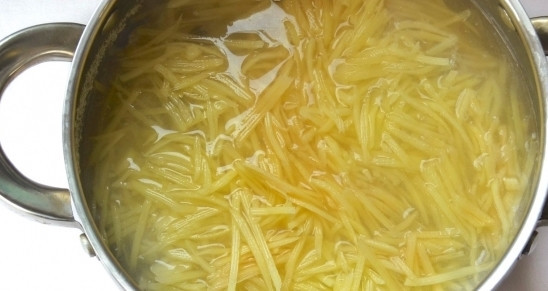 1. Этап. Латвийский молочный суп с рыбой: Добавляем картофель в бульон. Также кладем лавровый лист.