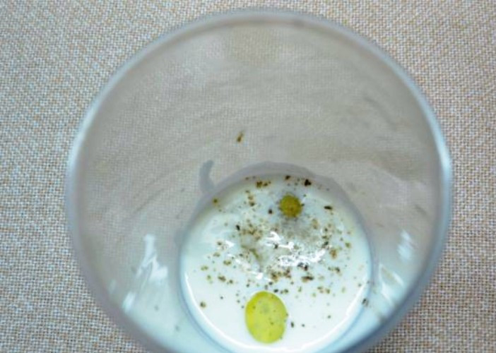 1. Этап. Диетический оливье: Теперь приготовим заправку – соедините в блендере йогурт, желтки, горчицу, немного соли и перца и взбейте в однородную массу. Остается лишь все смешать и салат готов.