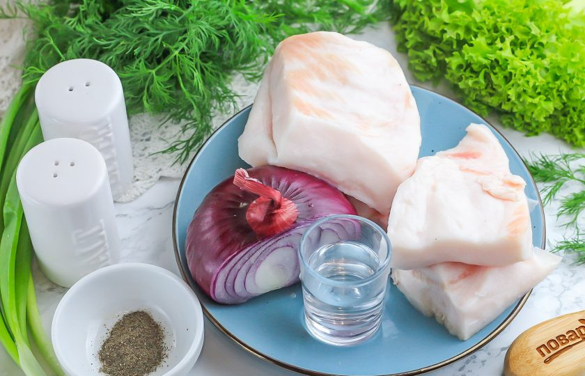 1. Этап. Сало Под водочку: Подготовьте указанные ингредиенты. Сало лучше всего брать с небольшой мясной прослойкой. Красный лук очистите от кожуры и промойте в воде. По желанию его допустимо заменить репчатым или белым луком.