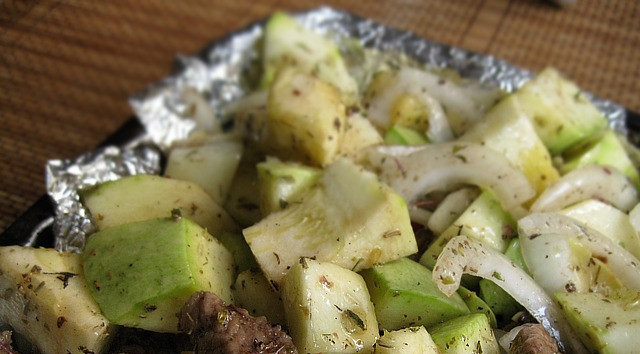 1. Этап. Телятина с кабачками: Перемешиваем все ингредиенты, сбрызнув растительным маслом. Запекаем блюдо в духовке 40 минут, температура 180 градусов.