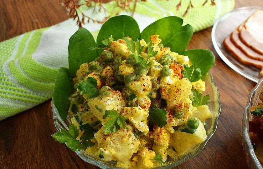 1. Этап. Королевский картофельный салат: Смешайте все ингредиенты для салата, посыпьте карри, подавайте к столу.