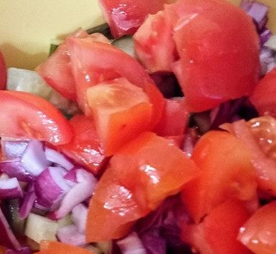 1. Этап. Салат Скоро лето: Мелко нарезать огурец, перец болгарский, кубиками помидор и выложить всё в салатницу вместе с нарезанным полукольцами красным луком.