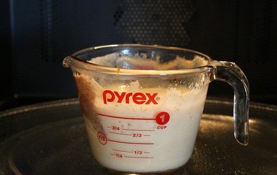 1. Этап. Кофе латте: 3. Тщательно перемешаем и отправим в микроволновку на пару минут (на полной мощности). Молоко должно дойти почти до кипения, но не свернуться.